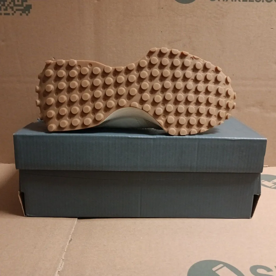 BOXED PAIR OF NEW BALANCE 327 TRAINERS IN WHITE/CREAM/BURGUNDY SIZE UK 5