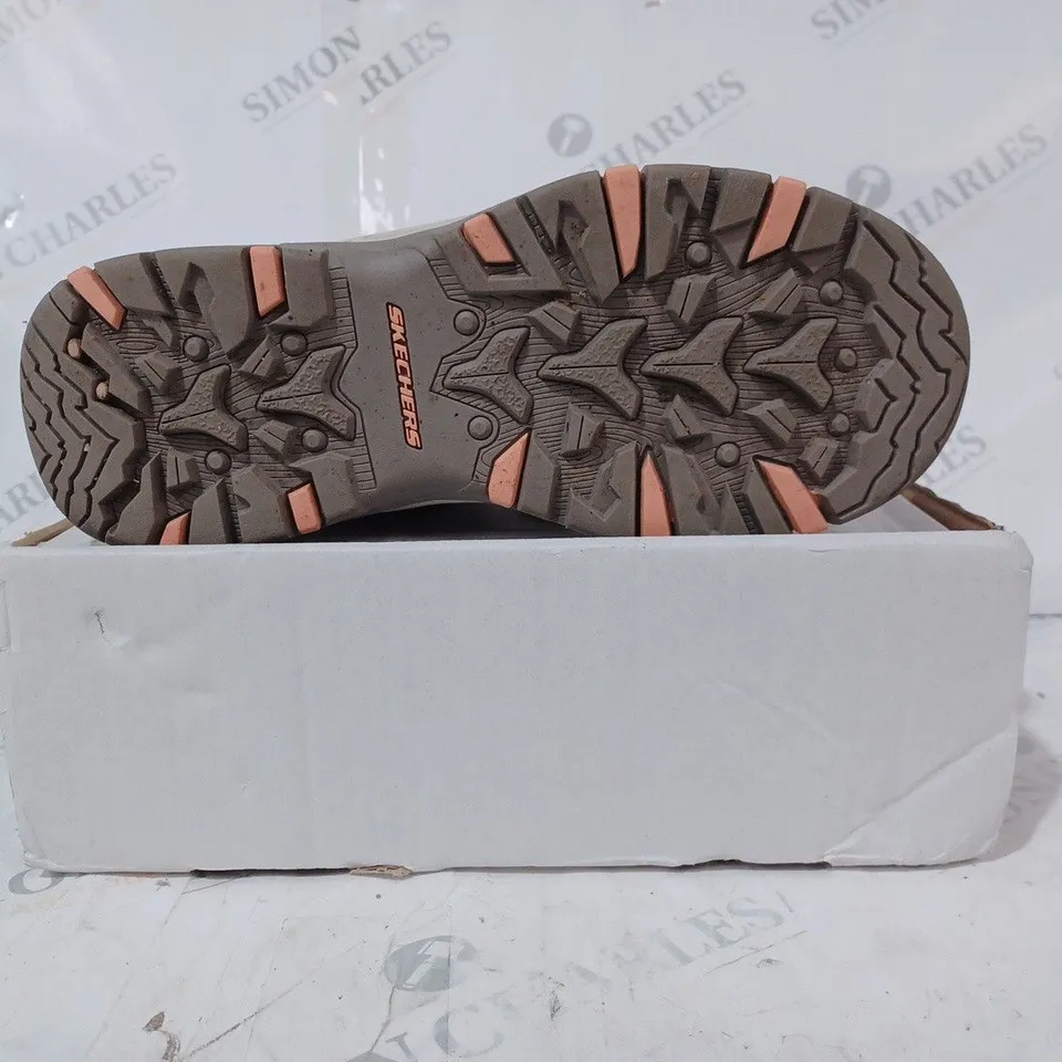 BOXED PAIR OF SKECHERS TREGO WATERPROOF HIKING BOOTS IN TAUPE - SIZE 6