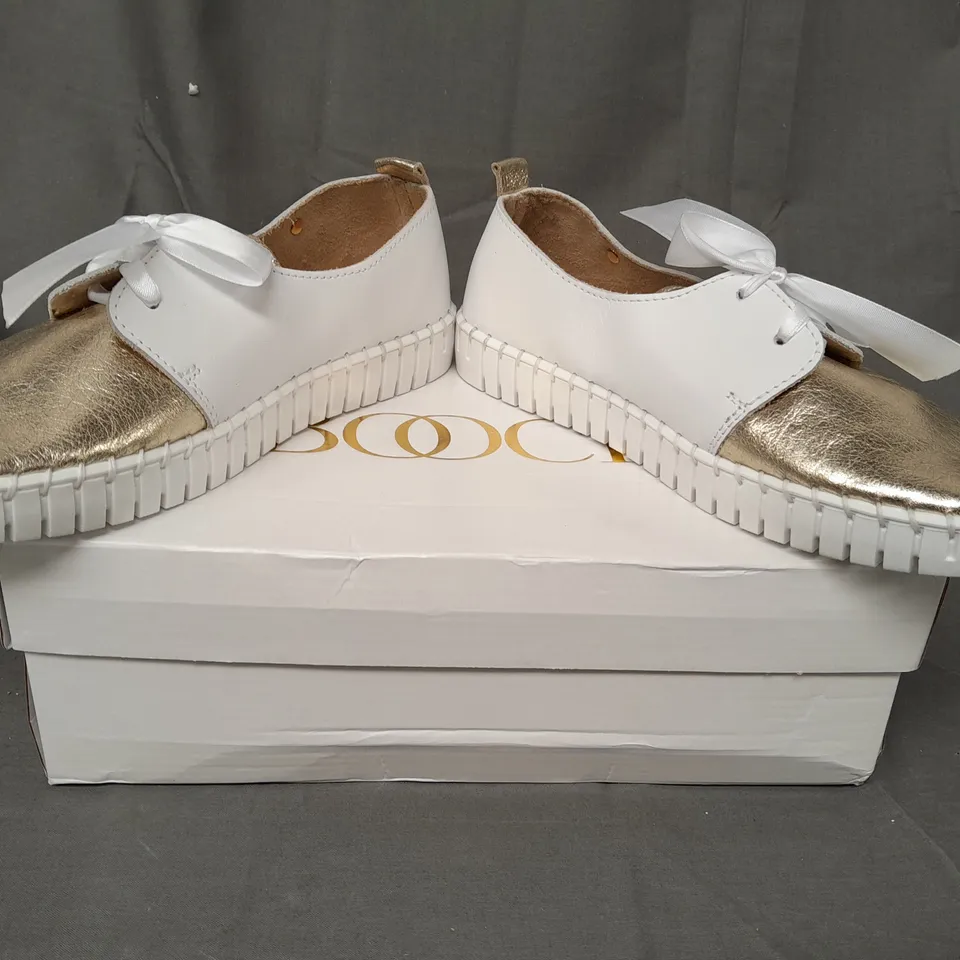 BOXED PAIR OF BOOCI SHOES IN WHITE/METALLIC GOLD EU SIZE 38