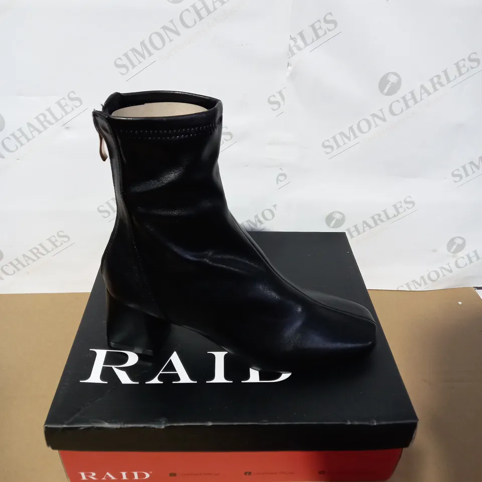 BOXED PAIR OF RAID BLACK BOOTS SIZE 4