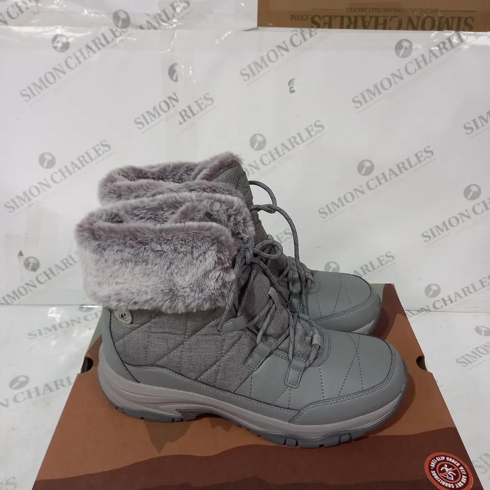 BOXED SKECHERS WOMENS ANTI SLIP AND WATERPROOF FUR LINED BOOTS - SIZE 