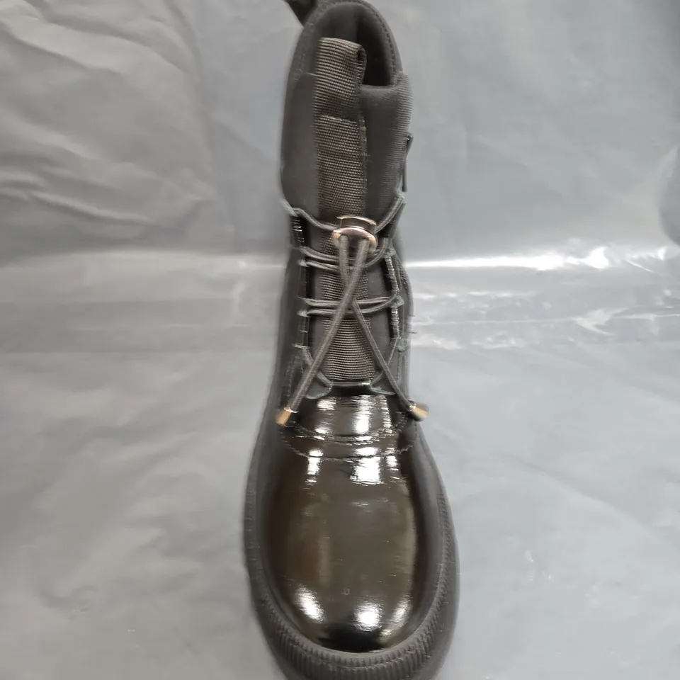 BOXED PAIR OF ADESSO ZIP BOOTS SIZE 6