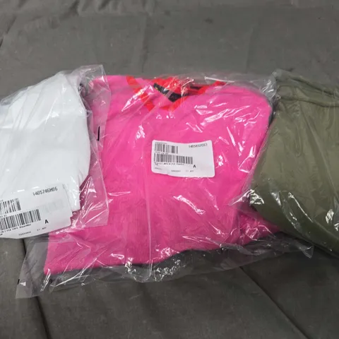 APPROXIMATELY 10 ASSORTED WOMENS CLOTHING PRODUCTS IN VARIOUS BRANDS TO INCLUDE DRESSES, TOPS ETC