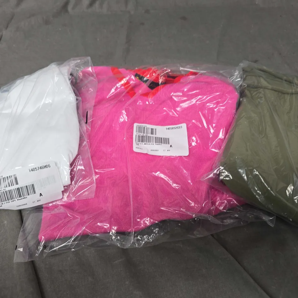 APPROXIMATELY 10 ASSORTED WOMENS CLOTHING PRODUCTS IN VARIOUS BRANDS TO INCLUDE DRESSES, TOPS ETC