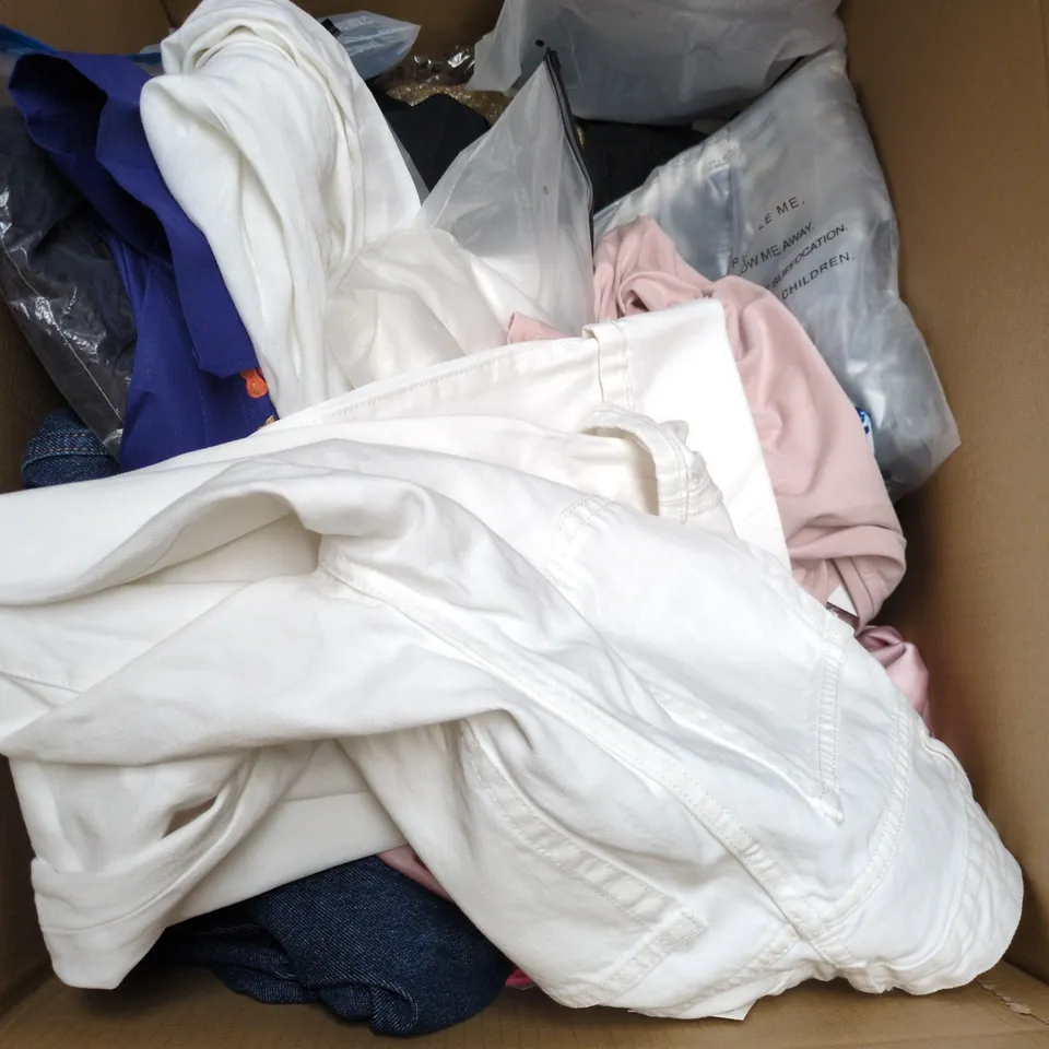 APPROXIMATELY 20 ASSORTED CLOTHING PRODUCTS IN VARIOUS STYLES & SIZES TO INCLUDE PANTS, T-SHIRTS, DRESSES ETC