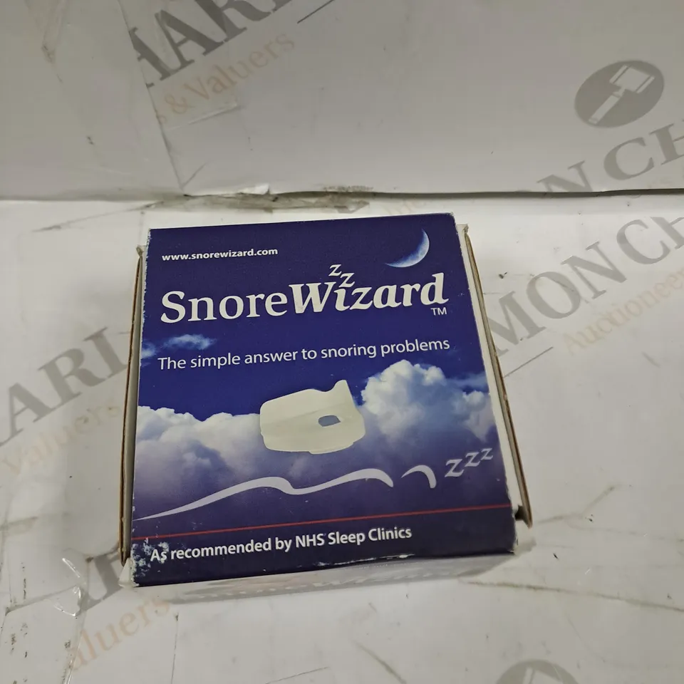 BOX OF ASSORTED ITEMS TO INCLUDE DREYER DOTS, BRUSHES, FACE MASKS, WAX MELTS ETC