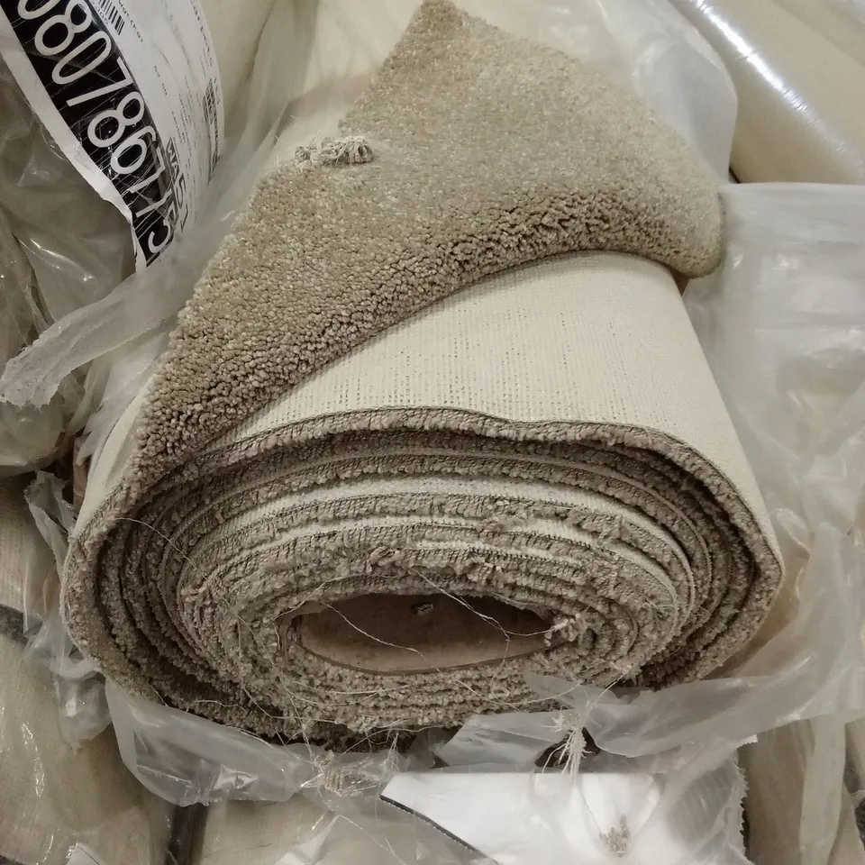 ROLL OF QUALITY PIONEER ESTEEM CARPET // APPROX SIZE: 4 X 7.6m