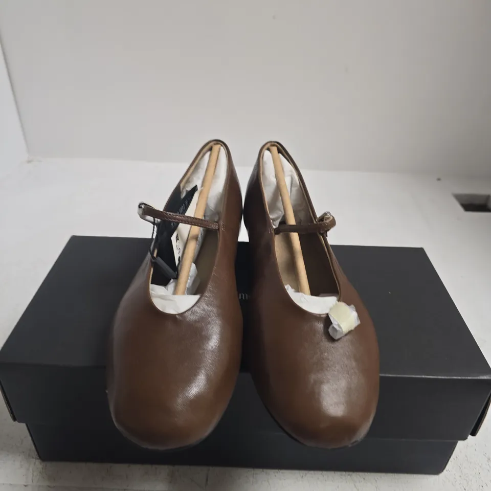 BOXED PAIR OF MASSIMO DUTTI BROWN LEATHER BALLET FLATS WITH BUCKLE STRAP, UK 5