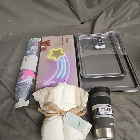 BOX OF APPROX 15 ASSORTED HOUSEHOLD ITEMS TO INCLUDE - BATH MAT, OVEN TRAYS, PONCHO - ETC - COLLECTION ONLY