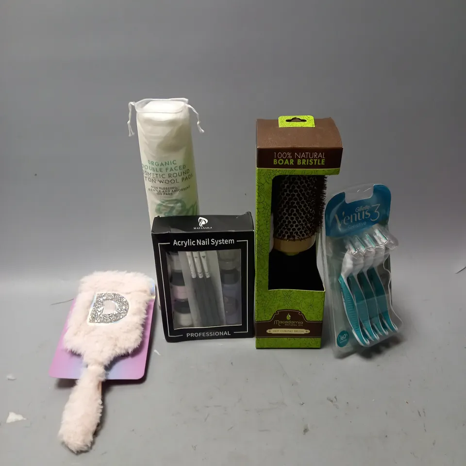 BOX OF APPROX 10 ASSORTED HEALTH AND BEAUTY ITEMS TO INCLUDE - GILLETTE VENUS 3 - PADDLE BRUSH - BOOTS WOOL PADS ETC