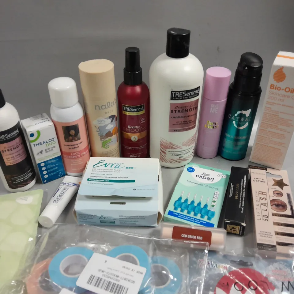 BOX OF APPROXIMATELY 15 COSMETIC ITEMS TO INCLUDE TRESEMME CONDITIONER, BIO-OIL, MASCARA, ETC