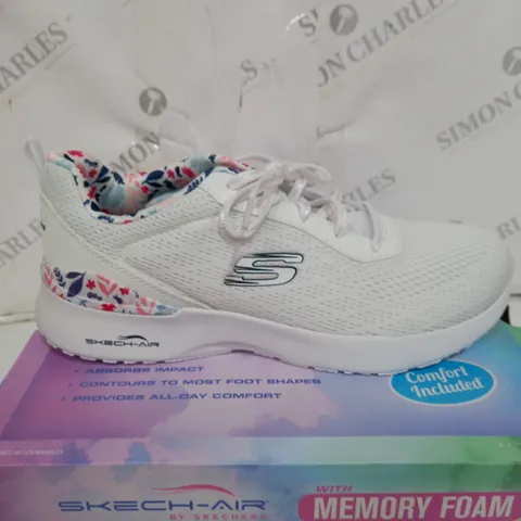 BOXED PAIR OF WHITE SKETCH-AIR TRAINERS SIZE 3.5