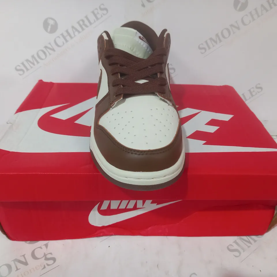 BOXED PAIR OF NIKE DUNK LOW SHOES IN BROWN/OFF WHITE UK SIZE 8
