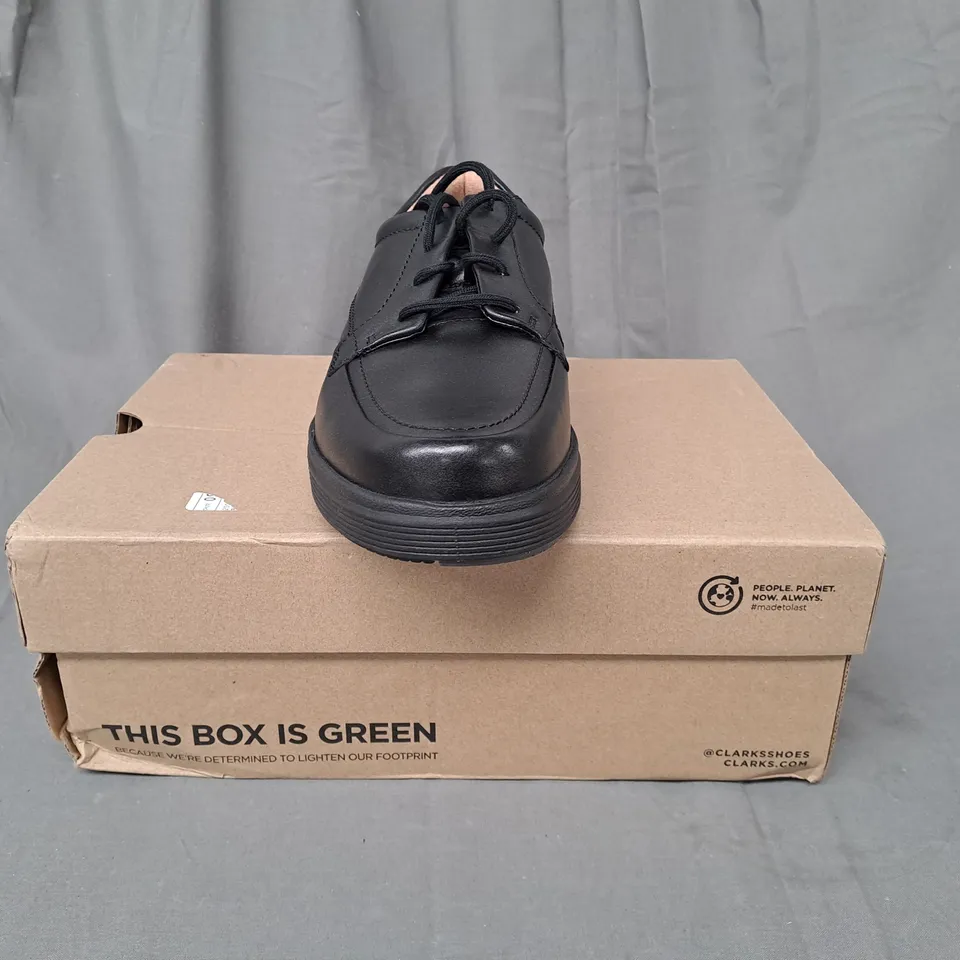 BOXED PAIR OF CLAKRS UNSTRUCTURED ABODE EASE SHOES IN BLACK UK SIZE 8.5