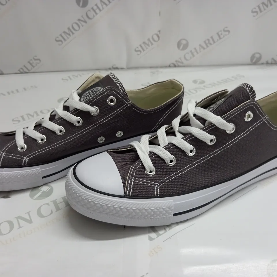 SOUL CAL LOW CANVAS PUMP IN CHARCOAL - UK 7