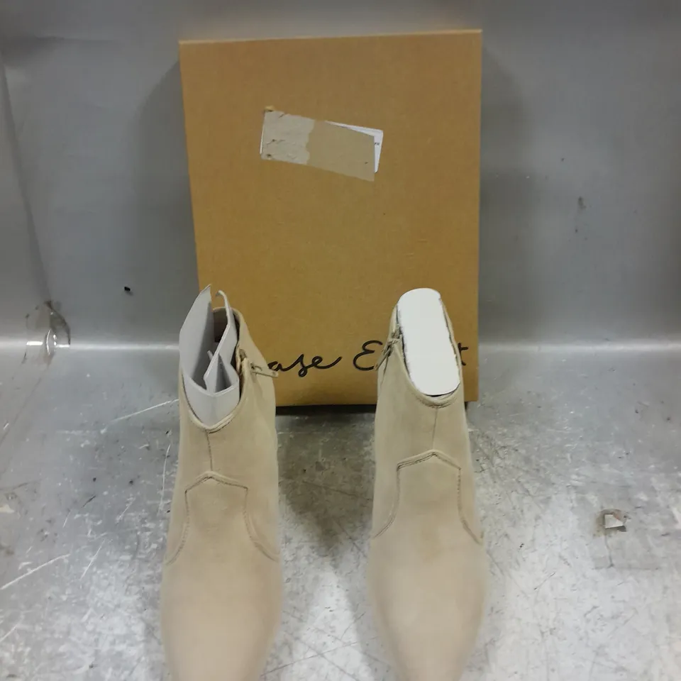 BOXED PAIR OF PHASE EIGHT HEELED ZIP UP BOOTS CREME SUEDE SIZE 41 