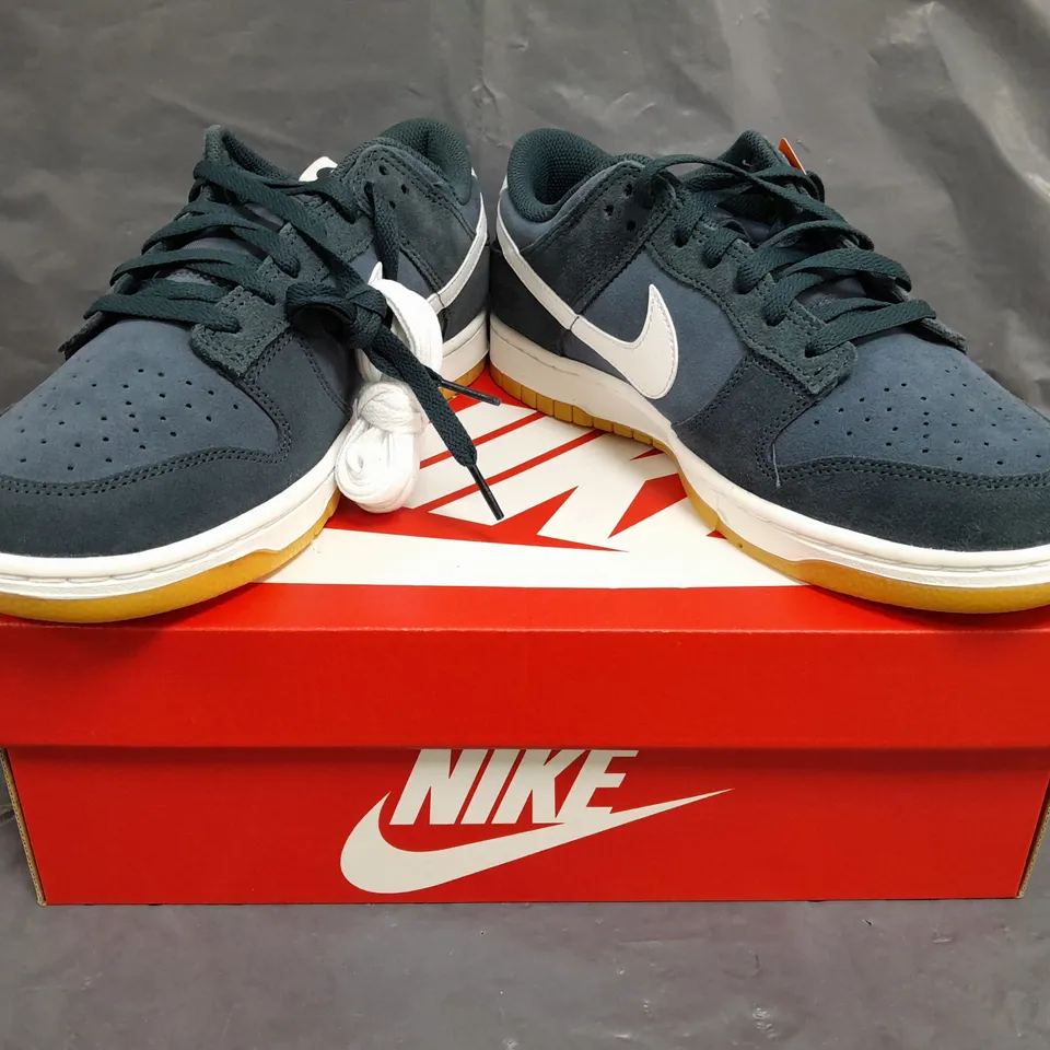 BOXED PAIR OF NIKE DUNK LOW RETRO SHOES IN NAVY/WHITE SIZE UK 9