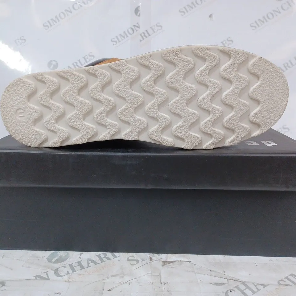 BOXED PAIR OF FIRETRAP BEDWORTH BOOTS IN TAN UK SIZE 11