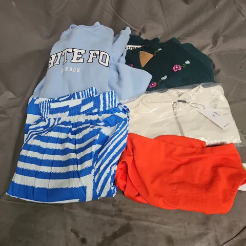 BOX OF APPROXIMATELY 20 ASSORTED CLOTHING ITEMS TO INCLUDE JACKET, SKIRT, CARDIGAN, ETC