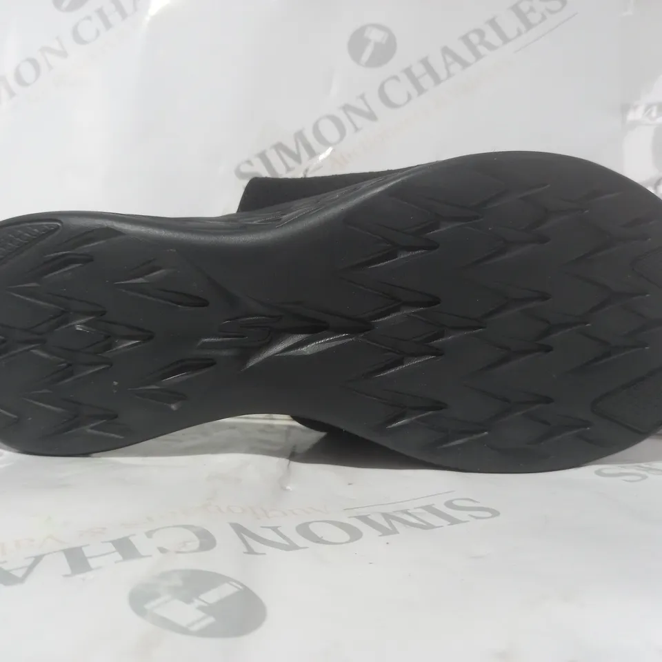BOXED PAIR OF SKECHERS GOGA OPEN TOE SLIDERS IN BLACK UK SIZE 7