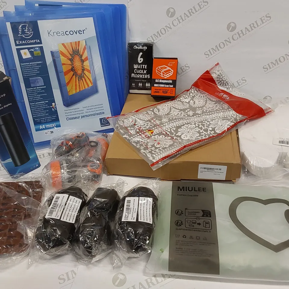 16 BRAND NEW ITEMS TO INCLUDE: 4 X A4 FOLDERS, 6 WHITE CHALK MARKERS, RETRO THERMOMETER WALL CLOCK