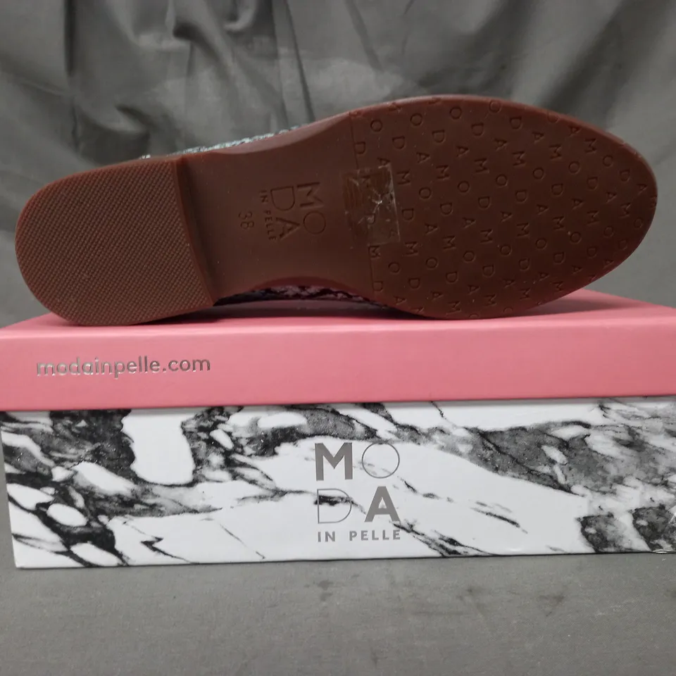 BOXED PAIR OF MODA IN PELLE LOAFERS IN DENIM SNAKE SIZE 5
