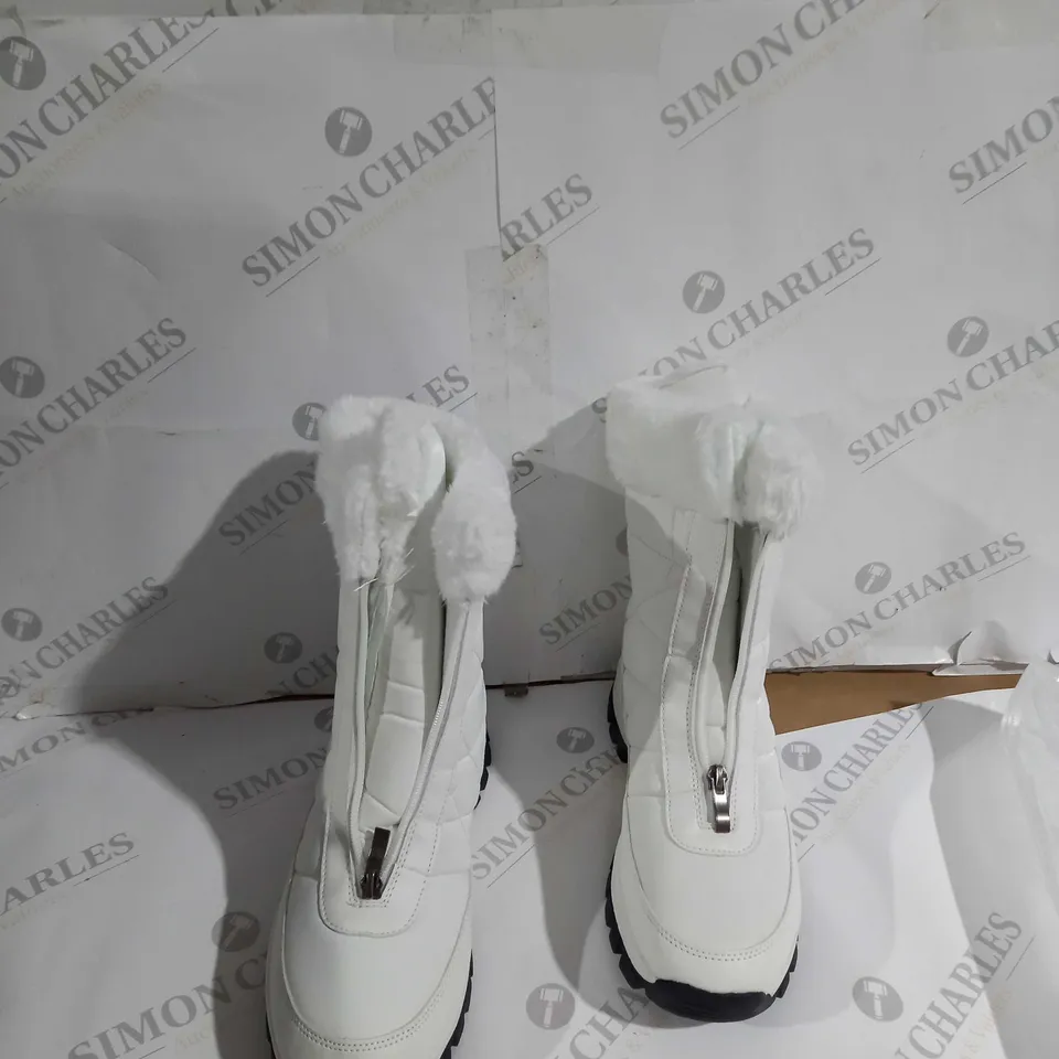 UNBOXED PAIR OF WINTER BOOTS WHITE/FUR, UNSPECIFIED SIZE