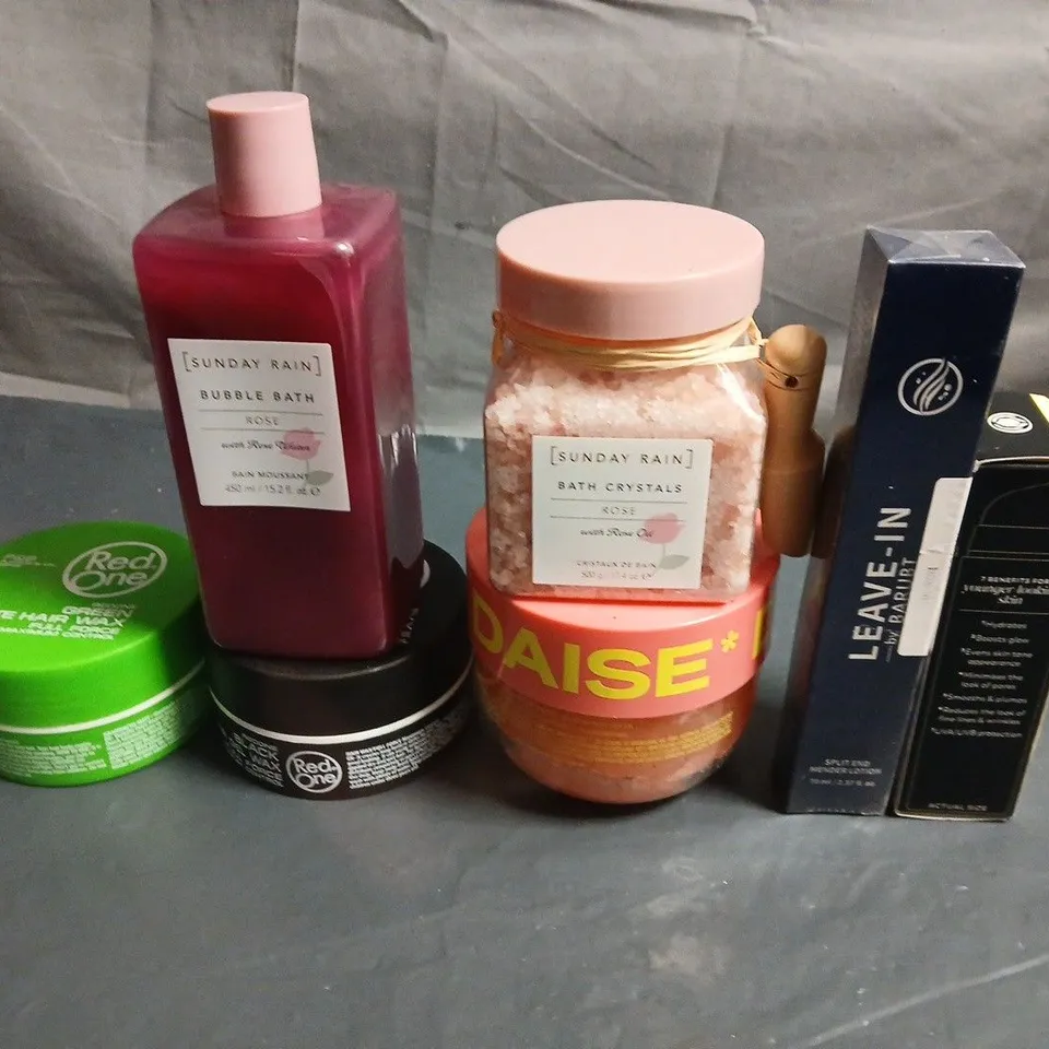 APPROXIMATELY 15 ASSORTED HEALTH & BEAUTY PRODUCTS TO INCLUDE SHAMPOOS, HAIR WAX AND OLAY