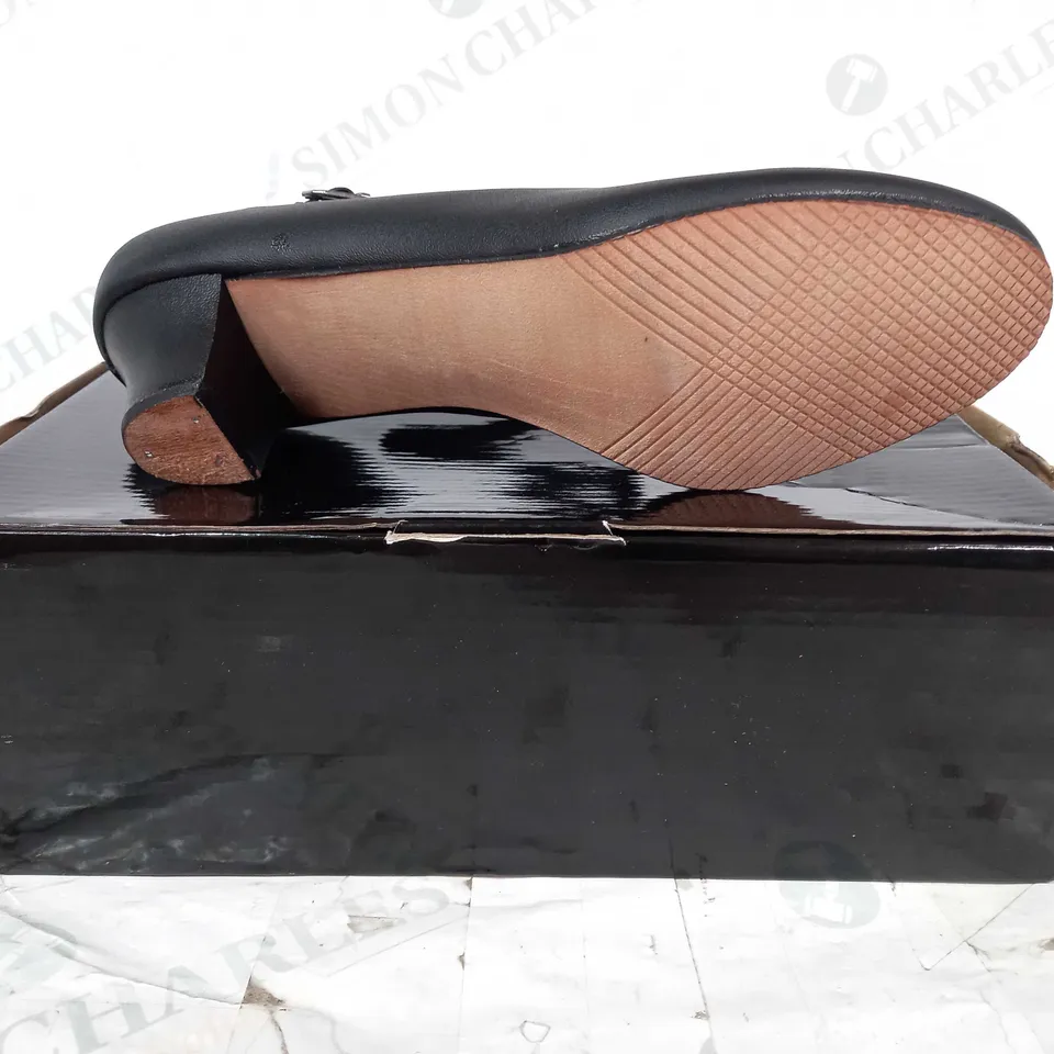 BOXED PAIR OF DESIGNER LOW HEEL SLIP-ON SHOES IN BLACK UK SIZE 6