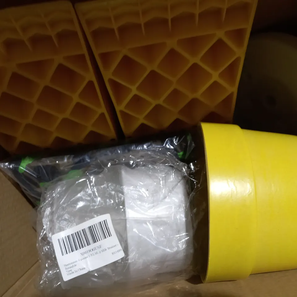 APPROXIMATELY 20 ASSORTED ITEMS TO INCLUDE SILICONE REMOVAL TOOL, PLANTER, MIK STRAINER ETC.