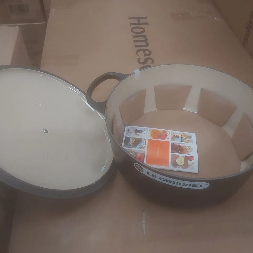 BOXED LE CREUSET CAST IRON ROUND CASSEROLE DISH