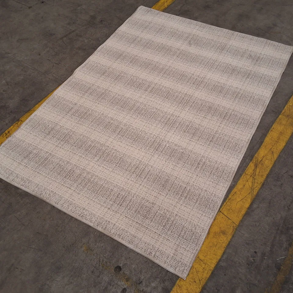 LIGHT GREY TEXTURED RUG APPROXIMATELY 120×160CM