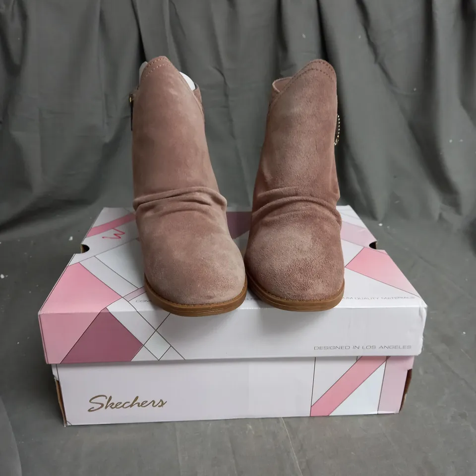 BOXED SKECHERS BIEGE HEELED ZIPPED BOOTS SIZE 7
