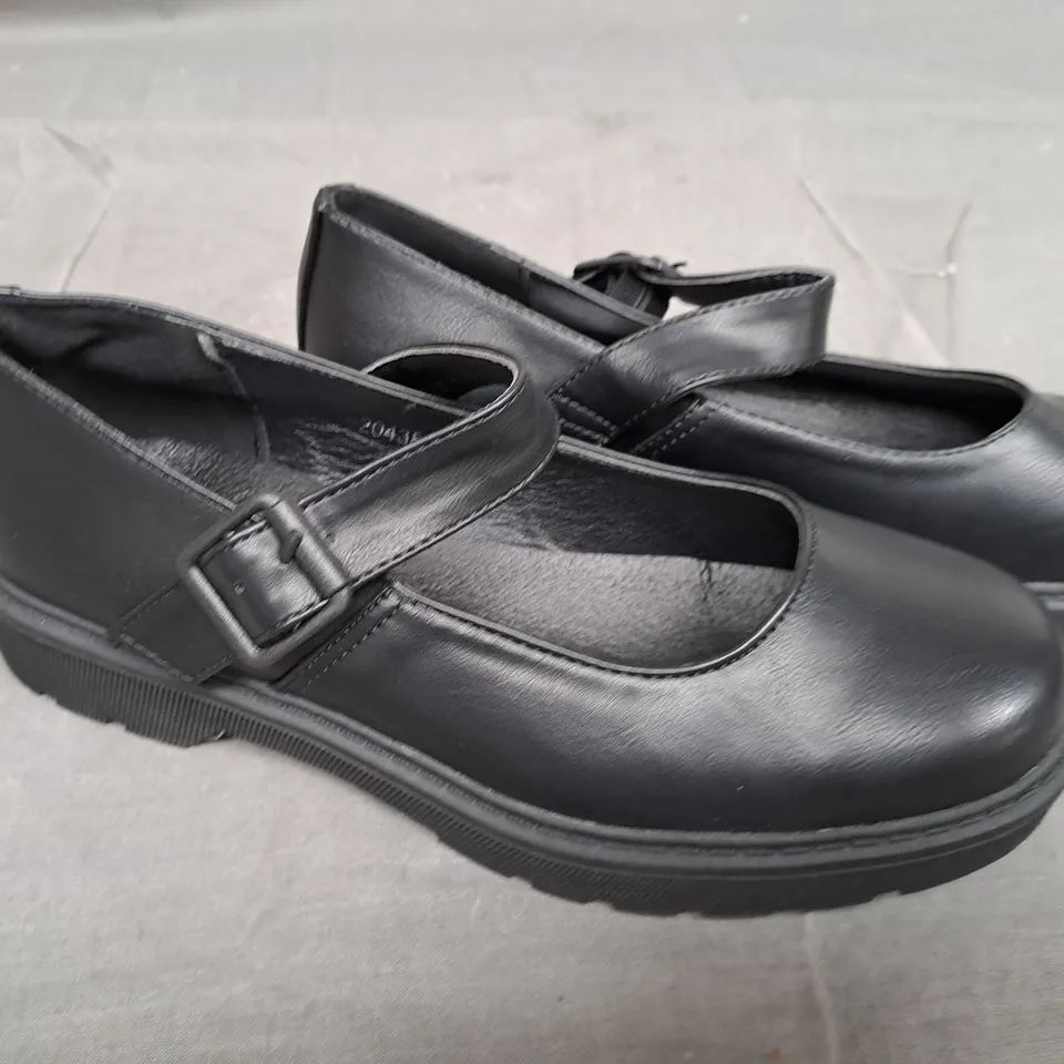 BOX OF APPROXIMATLY 10 BLACK LILLEY SHOE IN VARIOUS SIZES