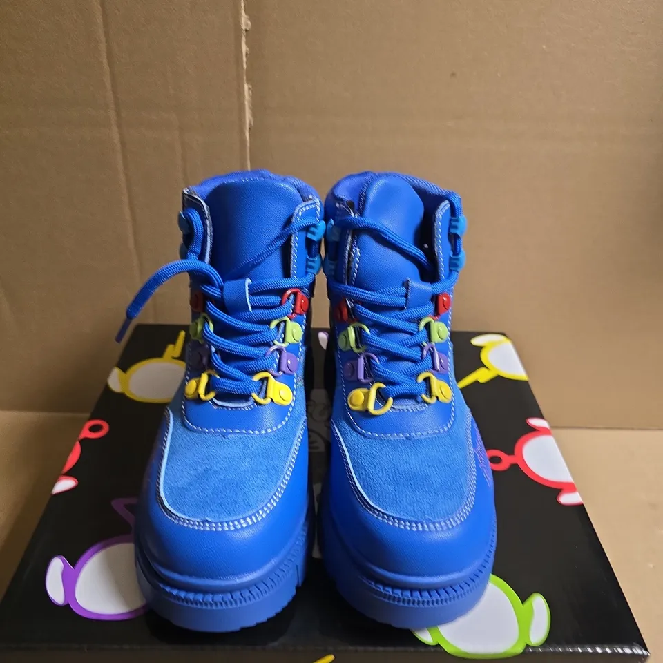 BOXED PAIR OF KOI HOME HILL TELETUBBIES KIDZ BOOTS – BLUE - UK SIZE 12