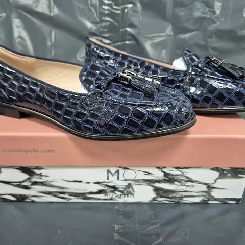 BOXED PAIR OF MODA IN PELLE PATENT MOCC SHOES IN NAVY - 6