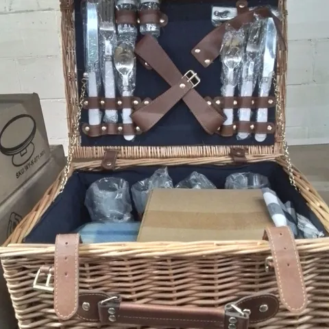 BOXED WICKER PICNIC BASKET SET