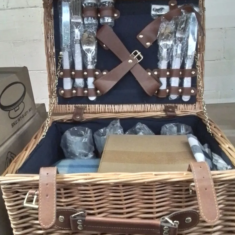 BOXED WICKER PICNIC BASKET SET