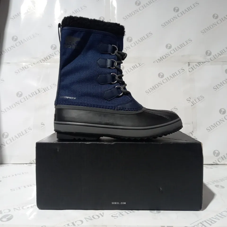 BOXED PAIR OF SOREL 1964 PAC WATERPROOF INSULATED BOOTS IN NAVY UK SIZE 10