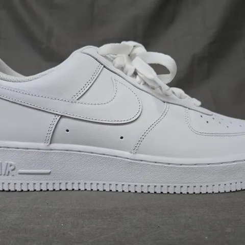 BOXED PAIR OF NIKE AIR FORCE 1 SHOES IN WHITE UK SIZE 9.5