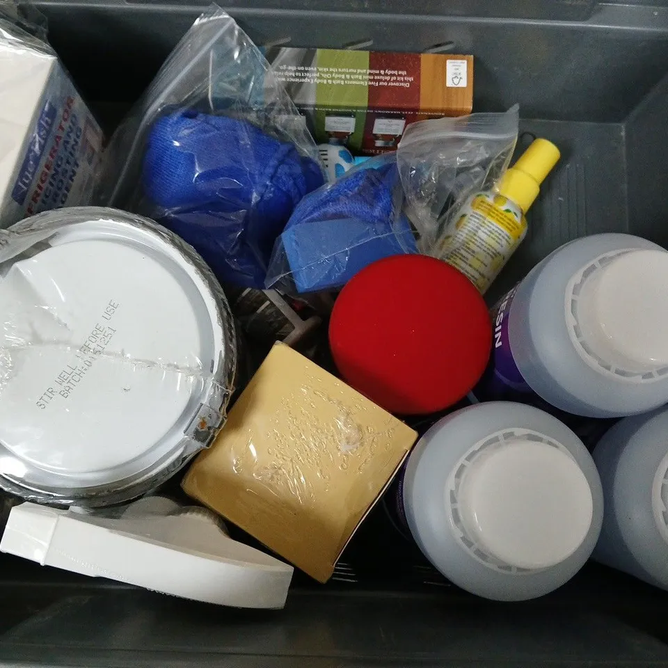 APPROXIMATELY 12 ASSORTED ITEMS TO INCLUDE - KITCHEN CLEANER , CAR SCRATCH REMOVAL WAX , EXPOY RESIN ETC