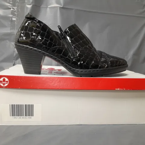BOXED PAIR OF RIEKER BLOCK HEEL SHOES IN GLOSSY BLACK CROC SIZE 6