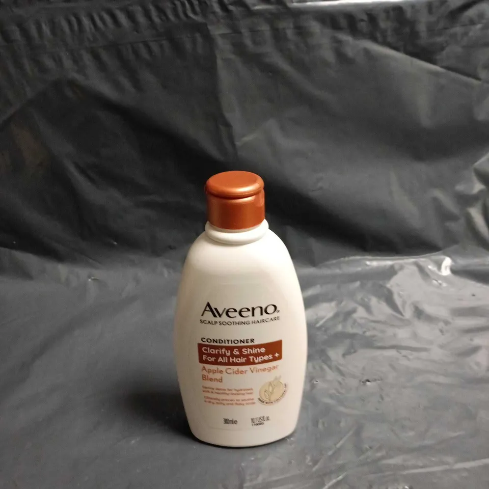 APPROXIMATELY 25 ASSORTED COSMETICS ITEMS TO INCLUDE REPAIR SHAMPOO, WHITE KAOLIN CLAY AND AVEENO CONDITIONER