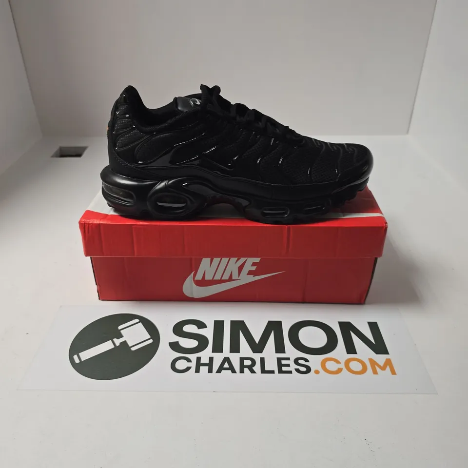 BOXED PAIR OF NIKE AIR MAX PLUS TRAINERS IN ALL BLACK - UK 9