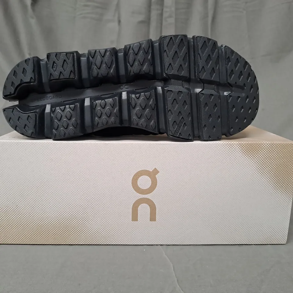 BOXED PAIR OF ON CLOUDSWIFT 3 AD SHOES IN BLACK UK SIZE 8