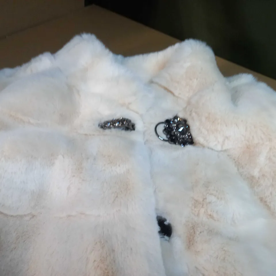 DESIGNER FAUX FUR CREAM/BROACH DETAILED JACKET 
