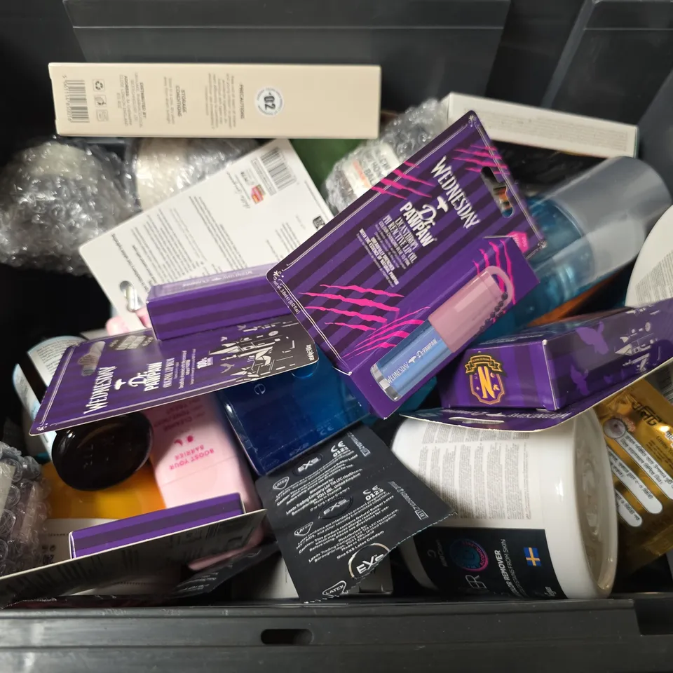APPROXIMATELY 15 ASSORTED HEALTH & BEAUTY PRODUCTS TO INCLUDE BYOMA MOISTURISING GEL CREAM, TALLOW & RAW HONEY FACE BALM, WEDNESDAY PAW PAW LIP BALM, ETC - COLLECTION ONLY