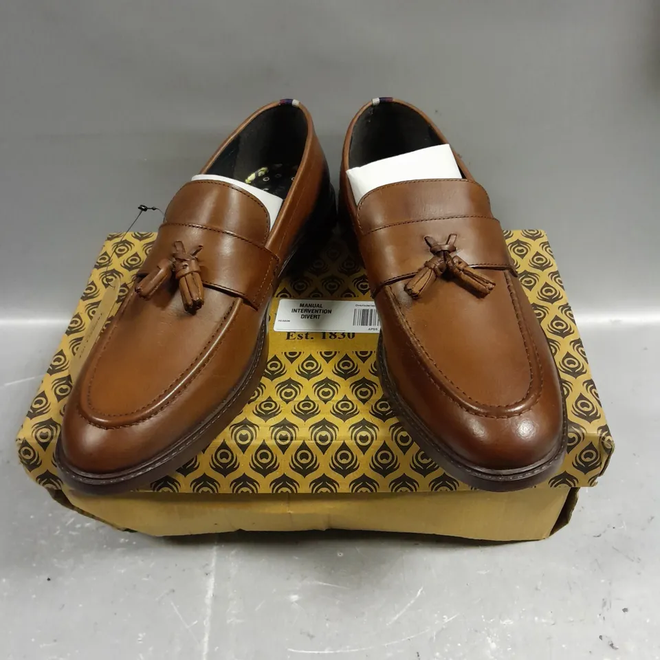 BOXED PAIR OF THOMAS CRICK CLAYTON DRESS SHOES - 9