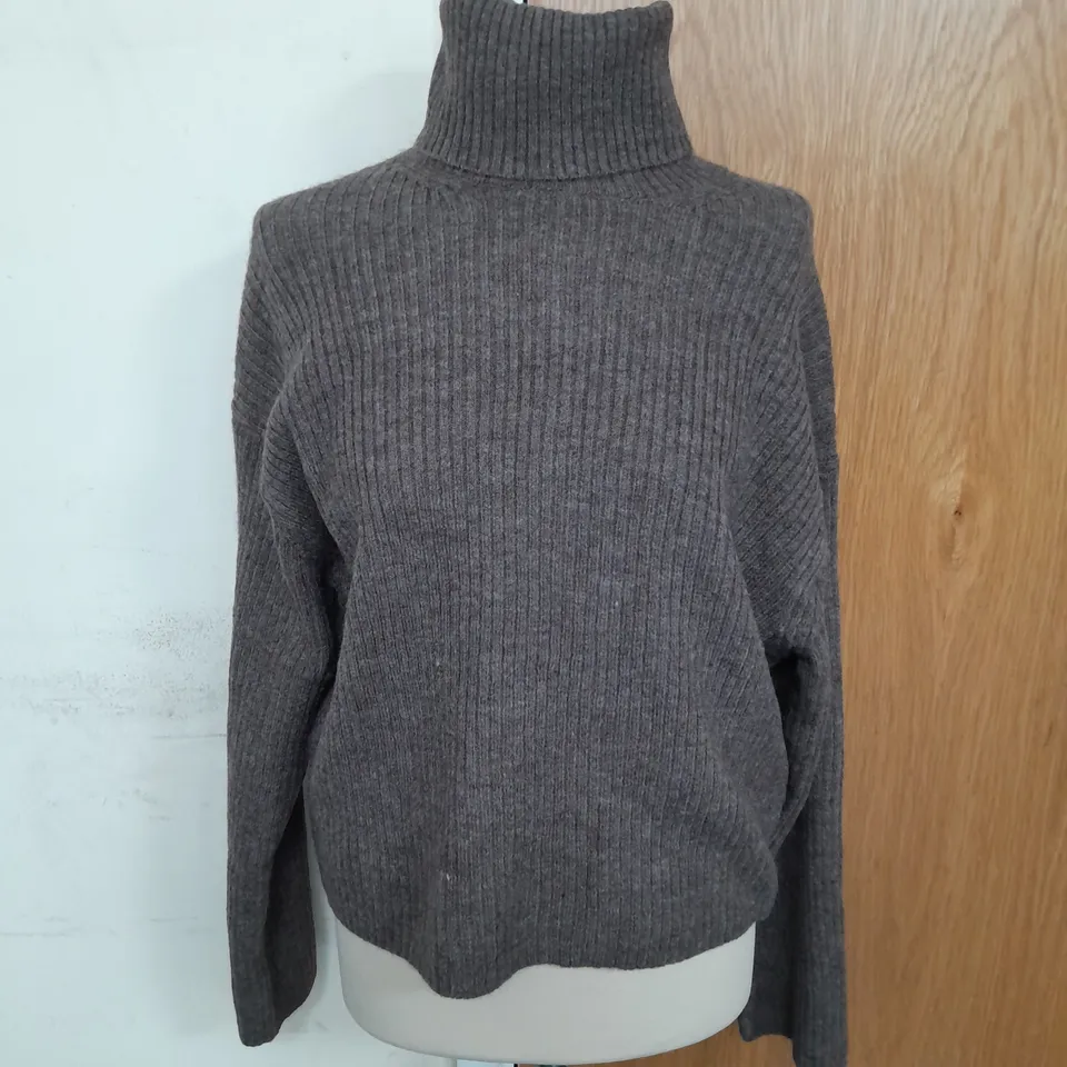 H&M RIBBED KNIT TURTLENECK SWEATER IN BROWN SIZE S