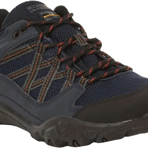 BRAND NEW BOXED REGATTA MENS EDGEPOINT III WATER RESISTANT WALKING TRAINERS -NAVY/BURNT UMBER SIZE 6.5